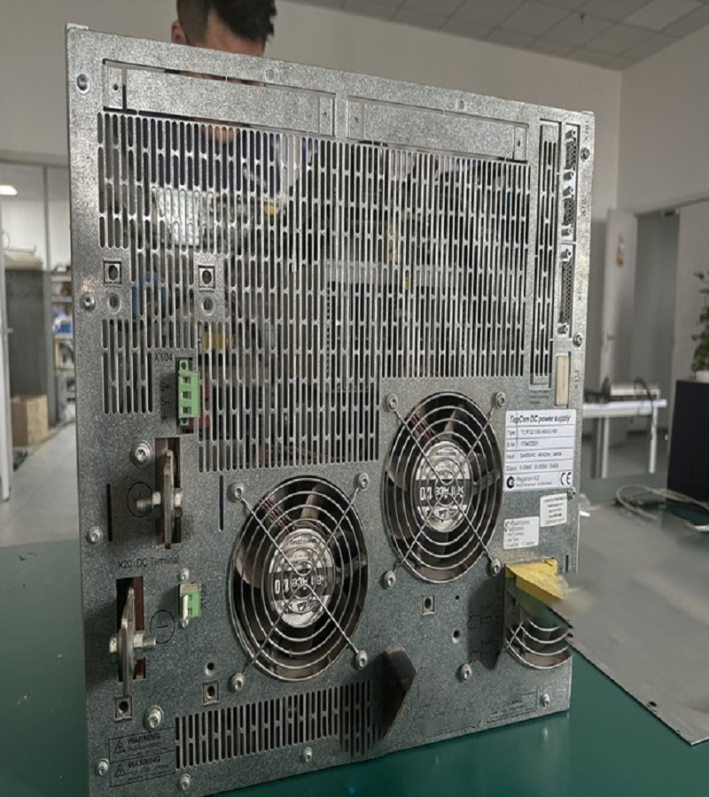 拓普康直流電源TP.C.10KW系列維修-負載能力差維修方法 故障現(xiàn)象一：電源負載能力差 電源負載能力差是一個常見的故障，一般都是出現(xiàn)在老式或是工作時間長的電源中，主要原因是各元器件老化，開關管的工作不穩(wěn)定，沒有及時進行散熱等。此外還有穩(wěn)壓二極管發(fā)熱漏電，整流二極管損壞等。 維修方法：用萬用表著重檢查一下穩(wěn)壓二極管，高壓濾波電容，限流電阻有無變質等再仔細檢查一下電路板上的所有焊點是否開焊，虛接等。把開焊的焊點重新焊牢，更換變質的元器件，一般故障即可排除。 故障現(xiàn)象：無直流電壓輸出，但保險絲完好 這種現(xiàn)象說明開關電源未工作，或者工作后進入了保護狀態(tài)。 維修方法：首先應判斷一下開關電源的主控芯片UC3842是否處在工作狀態(tài)或已經(jīng)損壞。判斷方法是這樣的：加電測UC3842的第7腳對地電壓，若測第8腳有+5V電壓，1，2，4，6腳也有不同的電壓，則說明電路已起振，UC3842基本正常;若7腳電壓低，其余管腳無電壓或不波動，則UC3842已損壞。UC3842芯片損壞最常見的是6，7腳對地擊穿，5，7腳對地擊穿和1，7腳對地擊穿。如果這幾只腳都為擊穿，而開關電源還是不能正常啟動，則UC3842必壞，應直接更換。若判斷芯片未壞，則就著重檢查開關功率管的柵極(G極)的`限流電阻是否開焊，虛接，變值，變質以及開關功率管本身是否性能不良。除此之外，電源輸出線也有可能斷線或接觸不良也會造成這種故障。因此在維修時也應注意檢查一下。