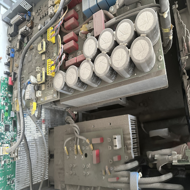 拓普康直流電源TP.C.10KW系列維修-負載能力差維修方法 故障現(xiàn)象一：電源負載能力差 電源負載能力差是一個常見的故障，一般都是出現(xiàn)在老式或是工作時間長的電源中，主要原因是各元器件老化，開關管的工作不穩(wěn)定，沒有及時進行散熱等。此外還有穩(wěn)壓二極管發(fā)熱漏電，整流二極管損壞等。 維修方法：用萬用表著重檢查一下穩(wěn)壓二極管，高壓濾波電容，限流電阻有無變質等再仔細檢查一下電路板上的所有焊點是否開焊，虛接等。把開焊的焊點重新焊牢，更換變質的元器件，一般故障即可排除。 故障現(xiàn)象：無直流電壓輸出，但保險絲完好 這種現(xiàn)象說明開關電源未工作，或者工作后進入了保護狀態(tài)。 維修方法：首先應判斷一下開關電源的主控芯片UC3842是否處在工作狀態(tài)或已經(jīng)損壞。判斷方法是這樣的：加電測UC3842的第7腳對地電壓，若測第8腳有+5V電壓，1，2，4，6腳也有不同的電壓，則說明電路已起振，UC3842基本正常;若7腳電壓低，其余管腳無電壓或不波動，則UC3842已損壞。UC3842芯片損壞最常見的是6，7腳對地擊穿，5，7腳對地擊穿和1，7腳對地擊穿。如果這幾只腳都為擊穿，而開關電源還是不能正常啟動，則UC3842必壞，應直接更換。若判斷芯片未壞，則就著重檢查開關功率管的柵極(G極)的`限流電阻是否開焊，虛接，變值，變質以及開關功率管本身是否性能不良。除此之外，電源輸出線也有可能斷線或接觸不良也會造成這種故障。因此在維修時也應注意檢查一下。