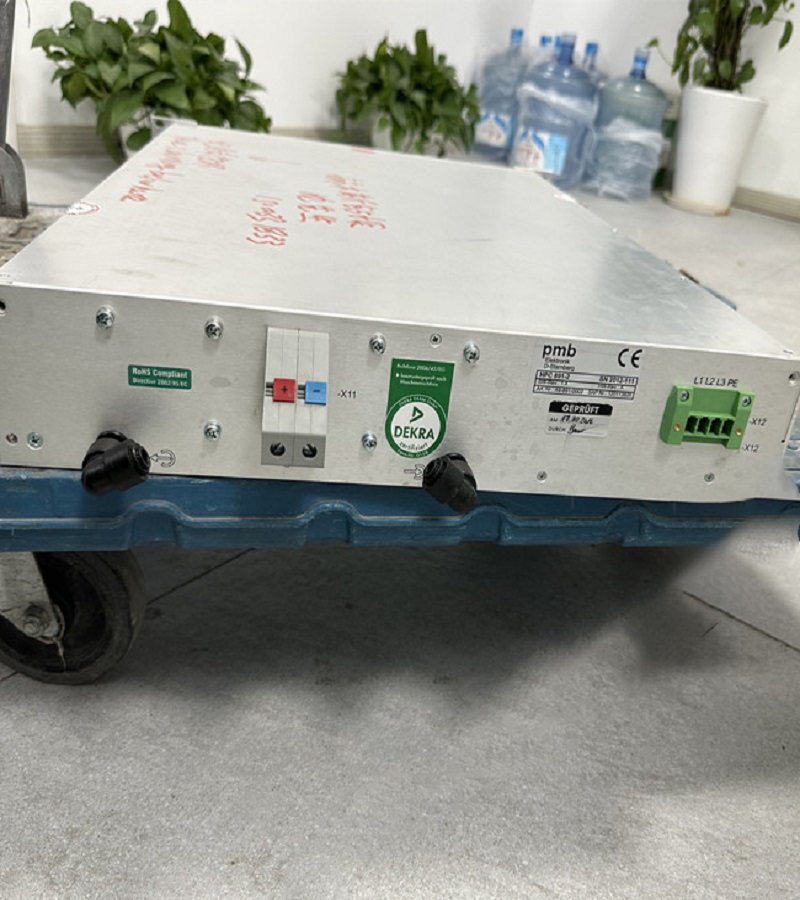 羅芬激光電源維修常見故障 故障一：打開按鍵，設備不工作 如果激光切割機在工作過程中，首先要檢查的是整個設備是否通電，如果沒有通電，一定要插上電源。還要檢查激光切割機主板的參數(shù)是否正確。如果不是，請務必參考相關軟件和其他一些參數(shù)進行了解。 故障二：工作狀態(tài)下無激光 在激光切割機的實際工作過程中，應根據(jù)各種情況進行有效的檢查。有可能是激光切割機出現(xiàn)這種情況是因為光路發(fā)生了偏移。這種情況下需要調整光路，否則線路可能會出現(xiàn)一系列問題。那么，如果是這種情況，可以通過點 ray 的方式插入電源的型號來判斷。 故障三：激光斷斷續(xù)續(xù) 激光切割機工作時，可能會出現(xiàn)斷斷續(xù)續(xù)的情況?？赡苁撬h(huán)不是特別順暢。檢查并清潔相關水箱。水泵是否通暢，定期疏通水管。 羅芬激光電源維修模塊或者電源板：HPC 891-2燒壞、短路、輸出電壓高于標稱值、輸出電壓低于標稱值、過熱、卡機等故障。 維修羅芬激光電源缺點及修補方法 常見缺點： １，高壓打火，高壓線接頭處太靠近鐵殼部分。 ２，無光，電扇不轉，保險絲斷。 ３，能夠強制發(fā)光，不能主板控制發(fā)光。前級低壓控制部分壞。 ４，電流不能調度，電流控制部分壞。 ５，總是燒保險絲，歸于功率管短路壞。 激光電源的修補方法有以下幾種： １、替換關鍵元件法。一般不發(fā)光，可先換放大管４６０或４５０，再考慮換高壓包。 ２、電壓檢測法。 ３、通電調查法。