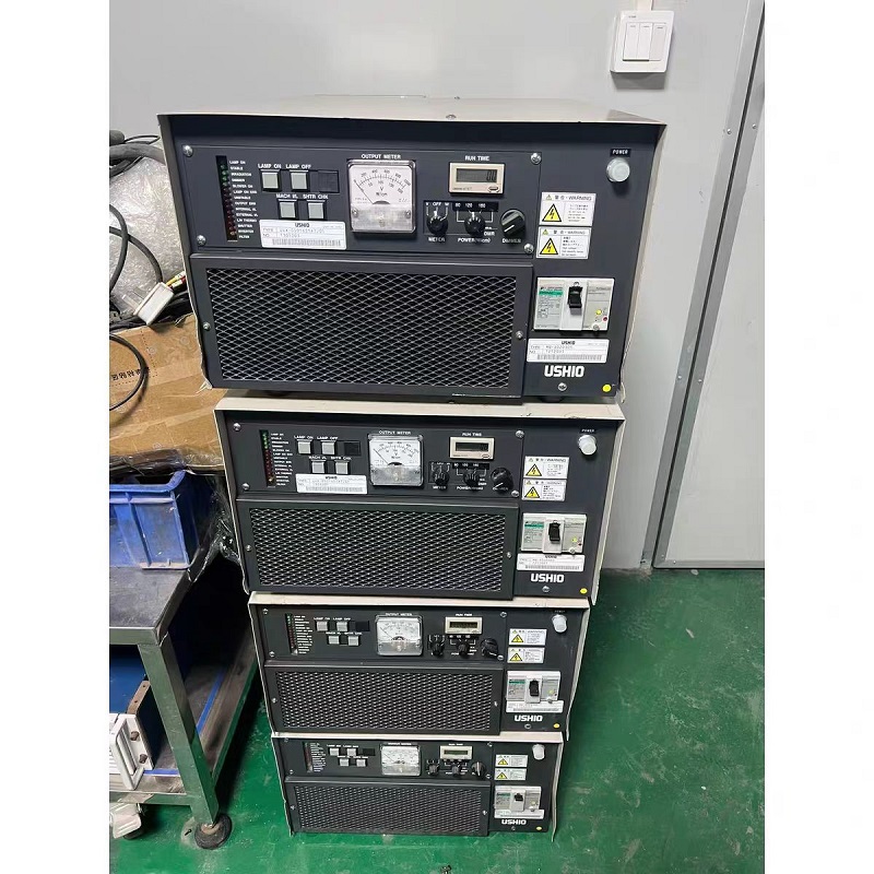 USHIORB牛尾UV電源故障維修 1、打開(kāi)電源后，發(fā)現(xiàn)電源燈開(kāi)啟一段時(shí)間后空開(kāi)跳閘?？紤]是空氣開(kāi)關(guān)容量過(guò)小，此時(shí)我們可以疏通送風(fēng)以及排風(fēng)檢查過(guò)濾棉。 2、在工作中時(shí)，uv燈自動(dòng)熄滅。該故障的原因有可能使風(fēng)冷不夠，燈管老化，超過(guò)其使用壽命，也有可能是電源電壓過(guò)低，電源缺項(xiàng)。此時(shí)我們可以考慮檢查并更換uv燈管，提高電源電壓，配置一個(gè)穩(wěn)壓器。 3、在作業(yè)時(shí)，UV固化爐的固化效果不理想。有可能是uv等與工件的距離過(guò)大，uc燈老化，超過(guò)了它的使用壽命。我們可以在溫度允許的情況下，適當(dāng)調(diào)整一下uv燈與工件的距離，如果還是沒(méi)有解決問(wèn)題的話可以更換uv燈的燈管。 4、uv燈不亮。個(gè)別新的uv燈管在點(diǎn)火的時(shí)候會(huì)有困難，可以考慮是uv燈的質(zhì)量問(wèn)題，線路或者變壓器故障。我們可以再一定時(shí)間內(nèi)頻繁開(kāi)啟關(guān)閉uv燈，或者考慮更換uv燈管，檢查線路以及變壓器并及時(shí)處理故障。 5、變壓器溫度過(guò)高。散熱風(fēng)機(jī)運(yùn)轉(zhuǎn)不正常，排風(fēng)量不夠，通風(fēng)不好?？梢詸z查并清理一下風(fēng)機(jī)，問(wèn)題嚴(yán)重時(shí)刻考慮更換風(fēng)機(jī)。 6、風(fēng)機(jī)有異聲?？紤]是軸承損壞，可以更換軸承來(lái)結(jié)局問(wèn)題。 USHIORB牛尾UV曝光機(jī)驅(qū)動(dòng)電源維修UV燈不亮。 (1) 故障原因：設(shè)置故障 解決方法：確認(rèn)UV電源是否接通，模塊按鍵是否按下亮紅燈，液晶屏上是否顯示模塊“開(kāi)啟” (2) 故障原因：線路原因 解決方法：用萬(wàn)用表測(cè)量UV電路是否暢通. (3) 故障原因：UV燈板損壞 解決方法：檢查水循環(huán)系統(tǒng)是否正常工作，UV燈損壞很大可能是因?yàn)樗h(huán)出問(wèn)題，導(dǎo)致散熱不良造成的。并跟換ＵＶ燈板。